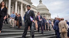V USA pribúda ľudí, ktorí majú dve a viac zamestnaní. Pracujú, aby sa mali aspoň tak ako doteraz