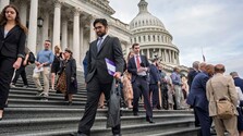 V USA pribúda ľudí, ktorí majú dve a viac zamestnaní. Pracujú, aby sa mali aspoň tak ako doteraz
