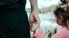 Minimálne výživné na dieťa sa od januára zvýši. Mnohí samoživitelia však peniaze od druhého rodiča nedostávajú