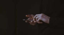 AI pomáha podvodníkom vydávať sa za obchodných partnerov, upozorňujú odborníci. Dôležitých je viacero znakov