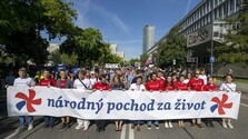 Bratislavou pochodovalo za život zhruba 30-tisíc ľudí: Organizátori žiadajú úplné zrušenie interrupcií aj surogácie