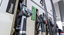 Česká vláda bude opäť regulovať ceny pohonných látok. Na mesiac zníži spotrebnú daň z nafty a zastropuje marže
