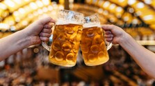 Pivo na Oktoberfeste za takmer 16 eur