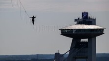 Jaan Roose stanovil nový svetový rekord. Na lane medzi vežou UFO a hradom v Bratislave balansoval 12 hodín