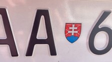 Mizne z nich štátny znak i čísla: Vodičov trápi kvalita nových „ešpézetiek“