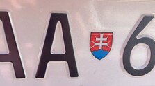 Mizne z nich štátny znak i čísla: Vodičov trápi kvalita nových „ešpézetiek“