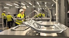 O krok bližšie k sériovej výrobe: Automobilka Volvo pri Košiciach prijala už tisíc zamestnancov a spúšťa prvú zmenu