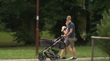 Slováci zostávajú dlhšie žiť s rodičmi, Česi zase odsúvajú založenie rodiny na neskôr, ukázal prieskum
