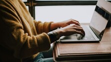 Svetoví lídri žiadajú záväzné bezpečnostné opatrenia pre AI. Varujú, že jej vývoj môže predbehnúť kontrolu