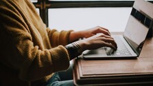 Svetoví lídri žiadajú záväzné bezpečnostné opatrenia pre AI. Varujú, že jej vývoj môže predbehnúť kontrolu