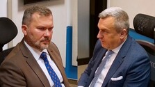 V. Karas si myslí, že pre spor SNS s T. Tarabom sa súčasná vláda stane menšinovou. A. Danko tvrdí, že on vládu nepovalí