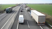 Ceny nafty lámu rekordy a benzín zdražel o pätinu. Lacnejšie vlaky ani strop marží vysoké ceny palív neriešia, tvrdí ČESMAD