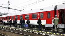 Cestovanie vlakom od októbra zlacnie o polovicu. Pýtali sme sa ľudí, či ich zľava presvedčí opustiť autá