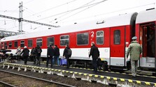 Cestovanie vlakom od októbra zlacnie o polovicu. Pýtali sme sa ľudí, či ich zľava presvedčí opustiť autá