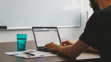 Papierové faktúry skončia. Firmy aj malí živnostníci budú využívať digitálneho poštára