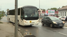 Ranný autobus nestíha školský zvonček. Náhradná doprava medzi Kútmi a Skalicou spôsobuje žiakom meškania