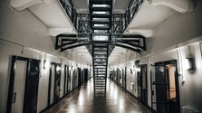 Burnhamove amnestie dostanú predčasne na slobodu tisíce britských väzňov. Nie každý z nich to víta