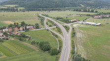 Česi už stavajú diaľnicu do Púchova, slovenská strana zatiaľ realizuje len štúdiu. V obciach hrozí nápor kamiónov