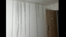 Do nových bytov v Jelšave sa mali sťahovať už na jeseň. Havária na potrubí ich vytopila dva dni pred odovzdaním