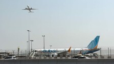 Jeden z pilotov lietadla z Dubaja do Tel Avivu sa zrejme pokúsil so strojom havarovať. Druhého pilota mal pobodať