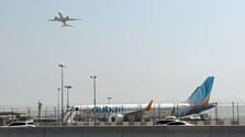 Jeden z pilotov lietadla z Dubaja do Tel Avivu sa zrejme pokúsil so strojom havarovať. Druhého pilota mal pobodať