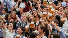 Nazeranie pod sukne je veľkým problémom Oktoberfestu. Zdieľanie videí sa zmenilo na biznis, zábery upravujú na pornografiu