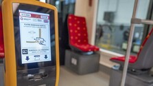 Po vlakoch zlacnejú aj prímestské autobusy a MHD. Cestovné klesne o polovicu. Odkedy má zľava platiť?