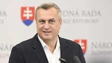 SNS vyzýva ministra Tarabu na odstúpenie. Ak tak neurobí, strana ho v parlamente odvolá