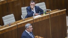 Spôsob, akým bude koalícia pokračovať vo vládnutí, je otázny. Podľa Glücka sú v Smere pripravení na všetko