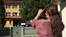 Útok na škole v Staškove: Stav zranenej žiačky je naďalej mimoriadne vážny, útočiaci žiak je v detenčnom ústave