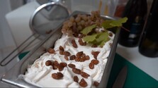 V ponuke je pár týždňov a ochutnať ju smú len dospelí: Na Tokaji vyrábajú burčiakovú zmrzlinu