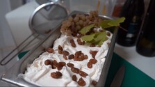 V ponuke je pár týždňov a ochutnať ju smú len dospelí: Na Tokaji vyrábajú burčiakovú zmrzlinu
