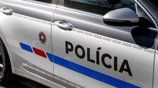 Matka 13-ročného útočníka zo Staškova skončila vo väzbe. Riaditeľke školy sa mala vyhrážať smrťou