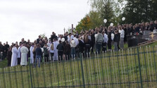 Na Kysuciach sa naposledy rozlúčili so žiačkou Nelkou (†14), ktorá neprežila tragický útok v Staškove