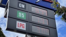 Nápor Slovákov na lacnejší benzín v Poľsku sa nekoná. Mnohí o zastropovaní cien nevedia