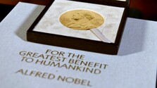 Nobelovu cenu za fyziológiu alebo medicínu získala trojica vedcov za výskum svetlom riadených iónových kanálov