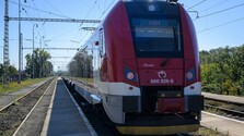 Polovičné cestovné vo vlakoch bude pokračovať aj v novembri. Premiér Fico nevylúčil ani december