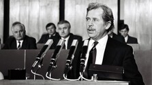 Posledný československý prezident Václav Havel by oslávil 90 rokov. Jeho nástup do úradu sprevádzal historický paradox