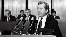 Posledný československý prezident Václav Havel by oslávil 90 rokov. Jeho nástup do úradu sprevádzal historický paradox