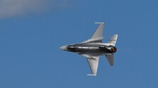 Stíhačky F-16 začnú postupne chrániť slovenské nebo. R. Kaliňák obhajoval nákup ďalších amerických strojov