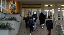 Tragické udalosti na školách v Petržalke a Staškove otvárajú otázku bezpečia v školách. Ako o nich komunikovať s deťmi?