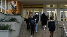 Tragické udalosti na školách v Petržalke a Staškove otvárajú otázku bezpečia v školách. Ako o nich komunikovať s deťmi?