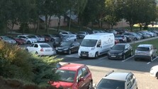 V Detve sa zatiaľ za parkovanie neplatí, problém s miestami však narastá. Radnica pripravuje parkovaciu politiku