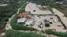 VIDEO: Krétu sužujú silné búrky a prívalové dažde. Voda strhla miestneho pastiera, ktorý sa utopil