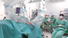 Vo Zvolene operovali muža pomocou moderného robota. Lekári sa pripravovali dva mesiace