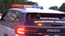 Vysokoškolských študentov napadol na autobusovej zastávke v Bratislave muž s nožom