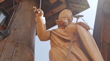 Zabudnuté vinohrady ožili vďaka rezbárovi. Pod holým nebom vytvoril galériu, ktorej dominuje unikátny orloj