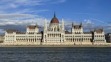 Brusel ukončil konanie proti Maďarsku, pre Budapešť sa tak uvoľnili viac ako štyri miliardy eur z eurofondov