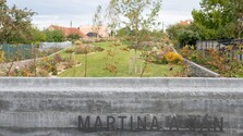 FOTO: Vo Veľkej Mači otvorili Pamätník slobody slova. Stojí na mieste, kde zavraždili Jána Kuciaka a Martinu Kušnírovú