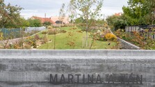 FOTO: Vo Veľkej Mači otvorili Pamätník slobody slova. Stojí na mieste, kde zavraždili Jána Kuciaka a Martinu Kušnírovú